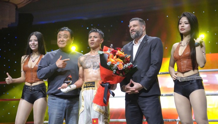 Nguyễn Phi Khoa đánh bại võ sĩ Hàn Quốc