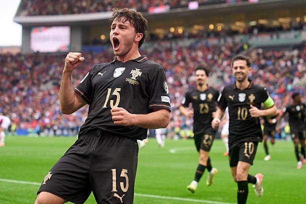 ... Nhưng đúng hôm vắng "ai đó" thì anh lại đá phạt ghi bàn