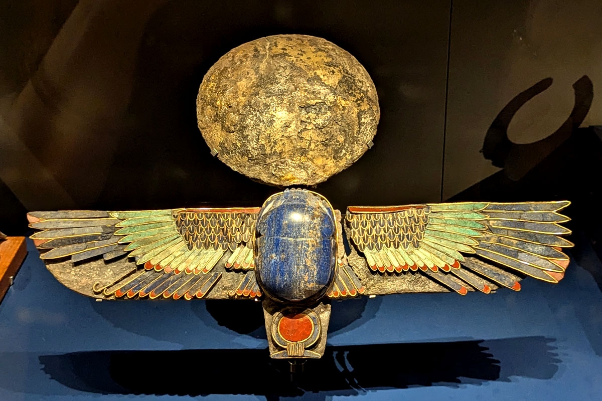 Một con bọ hung có cánh cũng xuất hiện trong lăng mộ của vua Tutankhamun. Nó thuộc phòng trưng bày 10. Rất nhiều khách du lịch tò mò về chú bọ hung này.
