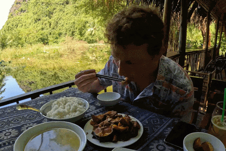 Khách Tây thử đặc sản lạ miệng ở Ninh Bình, khen ngon &#39;nhất định phải thử&#39; - 6