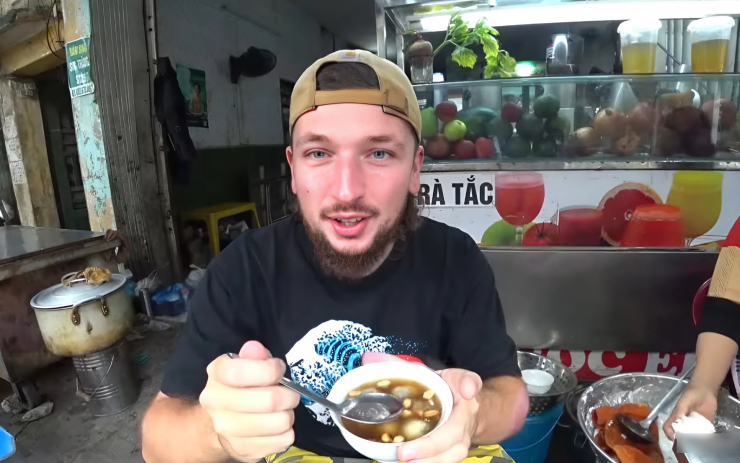 Ellis trải nghiệm món sủi dìn ở phố Hàng Kênh