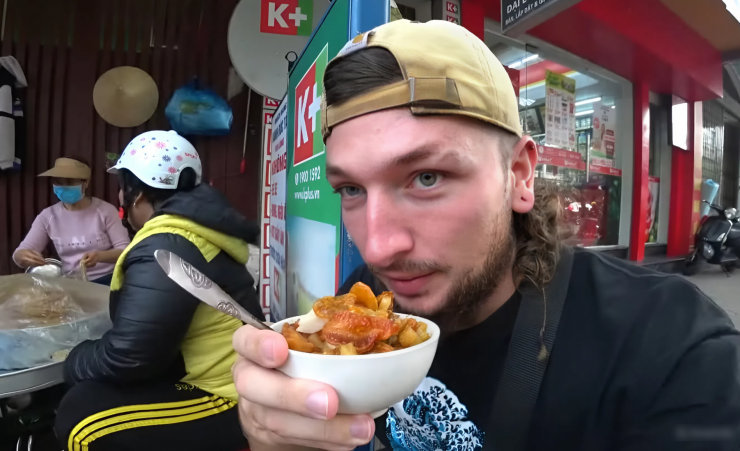 Chàng trai người Anh thưởng thức món bánh đúc tàu ở phố Cát Dài