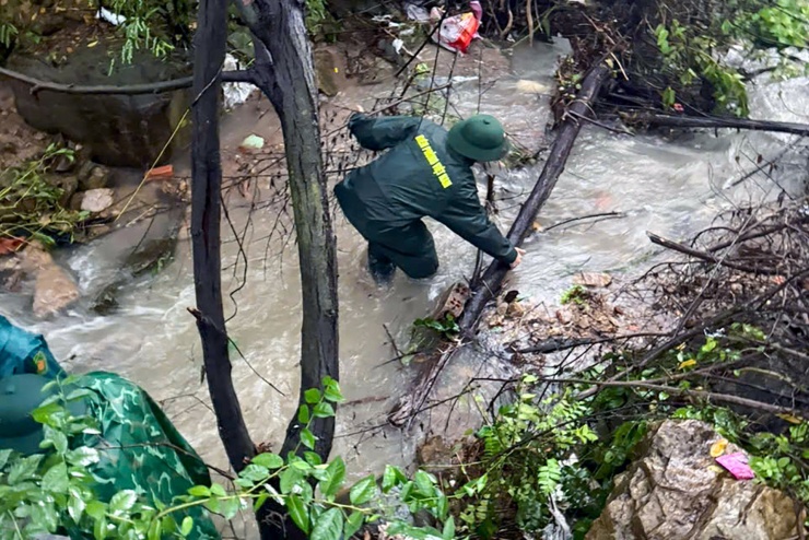 Khơi thông kênh rãnh thoát nước ở khu vực thấp trũng để giảm nguy cơ ngập úng, sạt lở ở phường Nam Nha Trang. Ảnh: N.X