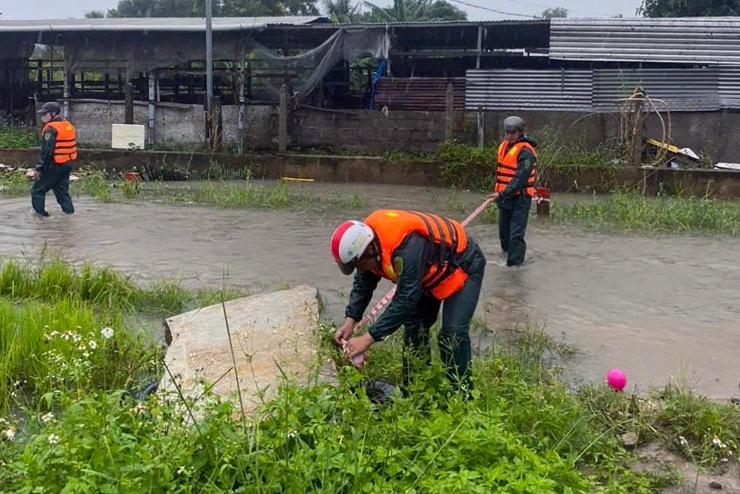 Một số tuyến đường ở phường Bắc Cam Ranh bị ngập. Ảnh: N.X