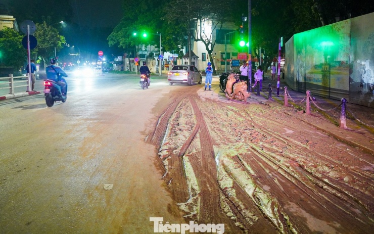 Bùn đất bất ngờ tràn xuống phố Hà Nội, người và xe ngã hàng loạt - 1