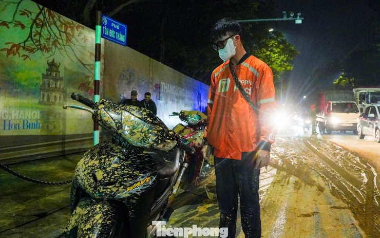 Bùn đất bất ngờ tràn xuống phố Hà Nội, người và xe ngã hàng loạt - 4