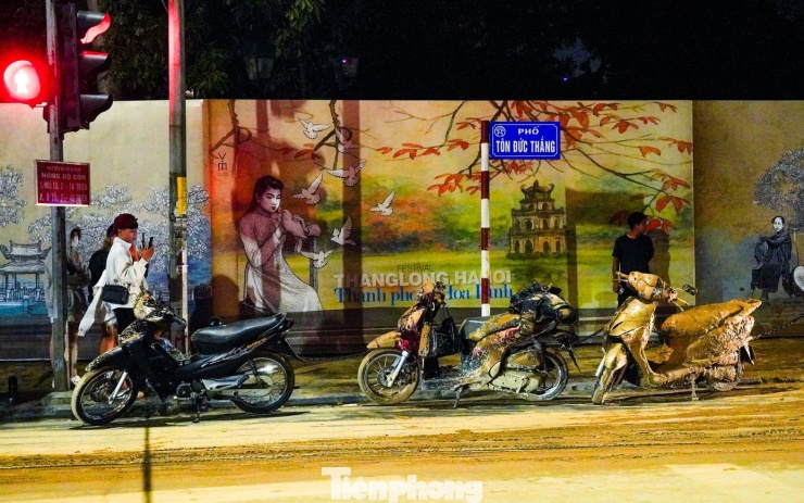 Bùn đất bất ngờ tràn xuống phố Hà Nội, người và xe ngã hàng loạt - 6