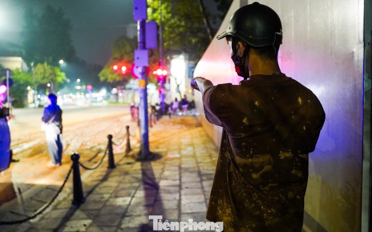 Bùn đất bất ngờ tràn xuống phố Hà Nội, người và xe ngã hàng loạt - 5