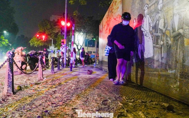 Bùn đất bất ngờ tràn xuống phố Hà Nội, người và xe ngã hàng loạt - 8