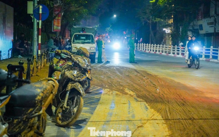 Bùn đất bất ngờ tràn xuống phố Hà Nội, người và xe ngã hàng loạt - 9