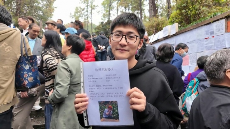 Phan Thiên Hồng mang theo sơ yếu lý lịch đến khu xem mắt ở Hàng Châu.