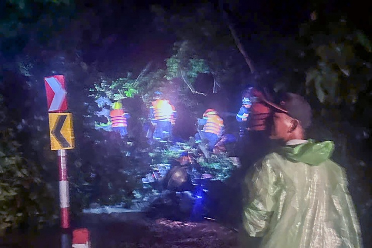 Hiện trường xảy ra sạt lở, vùi lấp 3 người. Ảnh: N.X