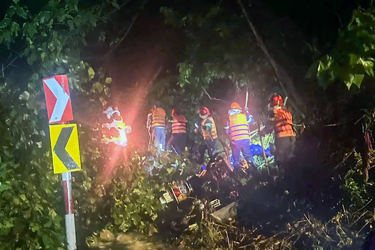 Lực lượng chức năng tổ chức tìm kiếm người bị vùi lấp. Ảnh: N.X