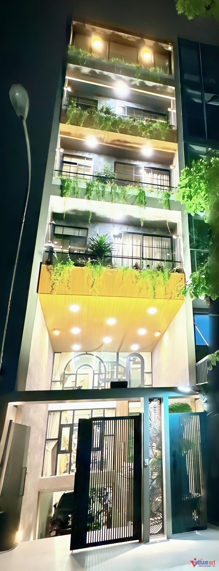 Chia sẻ với phóng viên VietNamNet, vợ chồng Quách Thành Danh - Thanh Ngọc cho biết cả hai cùng 5 con đang sống trong căn nhà phố ở phường Thạnh Mỹ Lợi, TP Thủ Đức (TPHCM). Cả gia đình chuyển từ biệt thự vườn ở xã Bình Chánh sang đây để gần trung tâm thành phố, hai vợ chồng tiện đi làm.&nbsp;