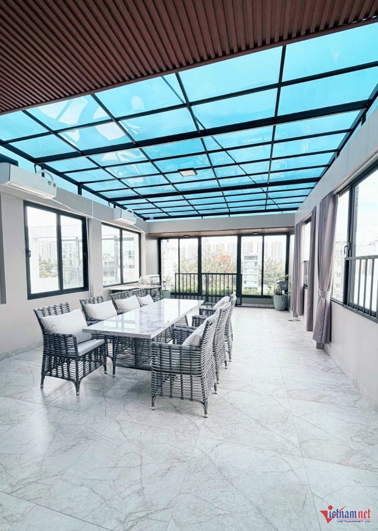 Sân thượng của ngôi nhà được xây thành không gian bán mở với nhiều cửa kính lớn, trần bằng kính xanh trong suốt, cho phép ánh sáng tự nhiên chiếu vào; có thể tổ chức tiệc gia đình hoặc đãi khách đến nhà. 