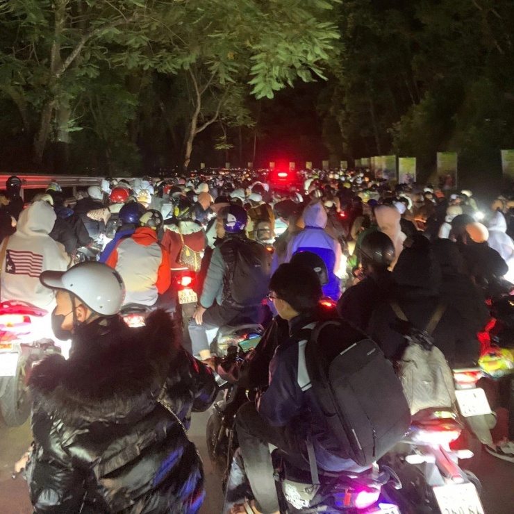 Tắc nghẽn trước cổng soát vé ở Vườn Quốc gia Ba Vì. Ảnh: Hải Yến