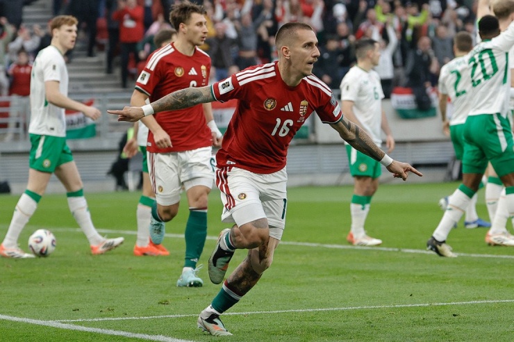 Ngay phút thứ 4, Lukacs đánh đầu mở tỷ số cho Hungary