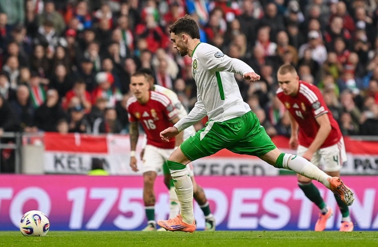 Tuy nhiên, Parrott nhanh chóng gỡ hòa 1-1 cho đội khách