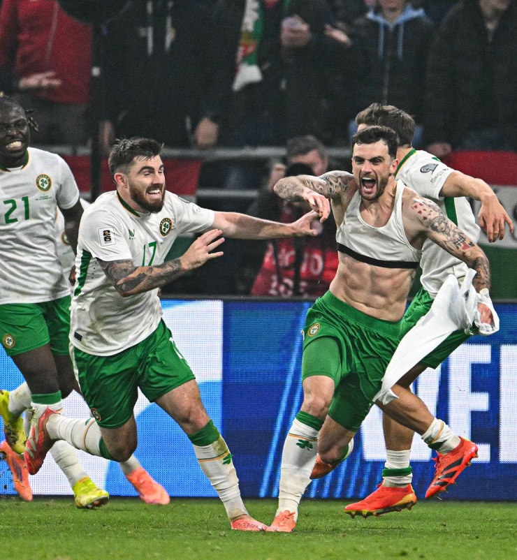 Bàn thắng quý hơn vàng của Parrott giúp CH Ailen vươn lên thứ 2 bảng F, đồng nghĩa qua mặt Hungary giành vé đá play-off