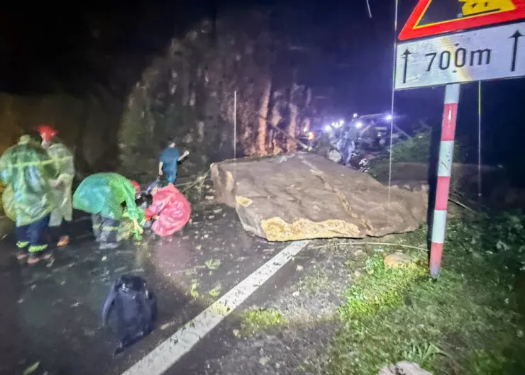 Hình ảnh hiện trường sạt lở trúng xe khách trên đèo Khánh Lê, 6 người tử vong - 1