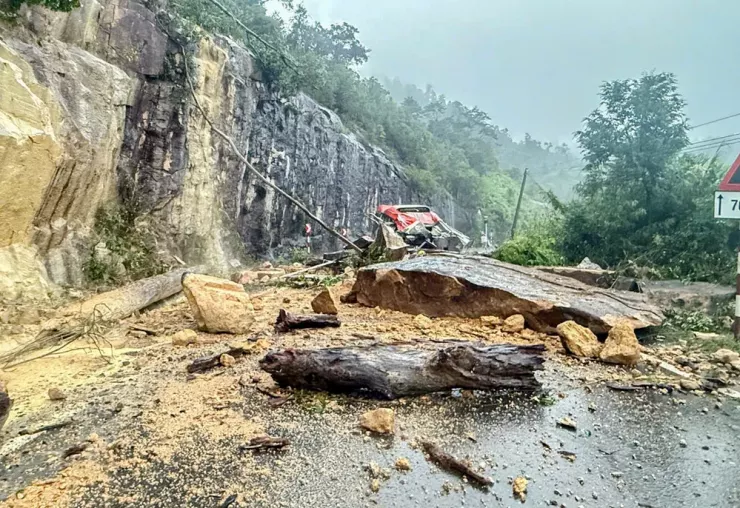Hình ảnh hiện trường sạt lở trúng xe khách trên đèo Khánh Lê, 6 người tử vong - 6
