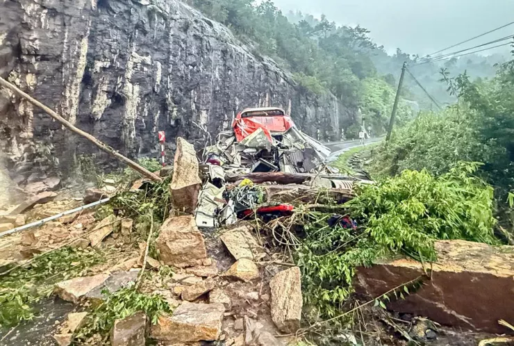 Hình ảnh hiện trường sạt lở trúng xe khách trên đèo Khánh Lê, 6 người tử vong - 3