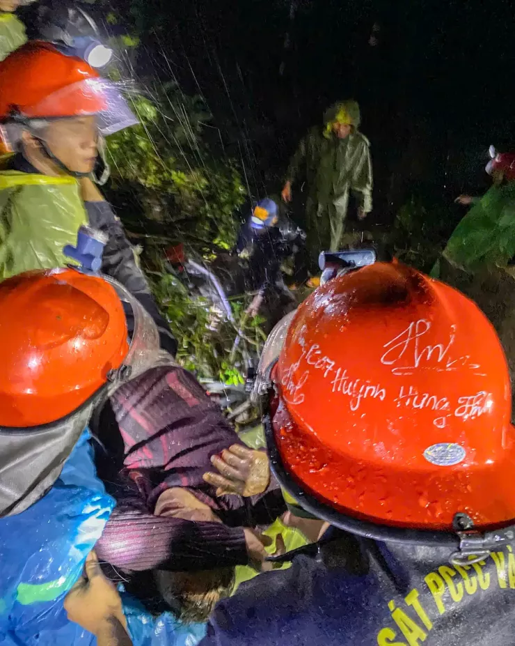 Hình ảnh hiện trường sạt lở trúng xe khách trên đèo Khánh Lê, 6 người tử vong - 8