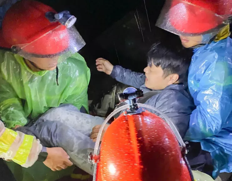 Hình ảnh hiện trường sạt lở trúng xe khách trên đèo Khánh Lê, 6 người tử vong - 9