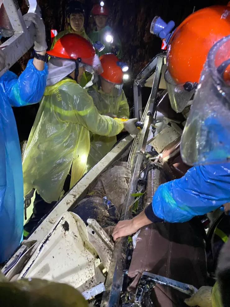 Hình ảnh hiện trường sạt lở trúng xe khách trên đèo Khánh Lê, 6 người tử vong - 7