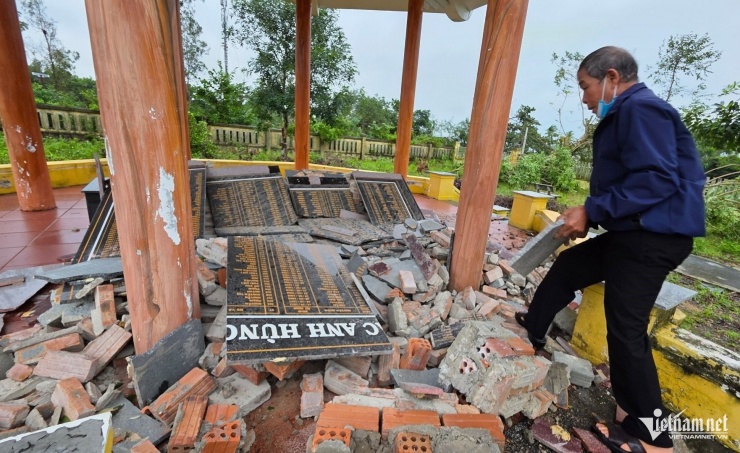 Hai chòi bia tưởng niệm bên trong Nghĩa trang Liệt sĩ xã Chiên Đàn bị lốc xoáy làm hư hỏng nặng.