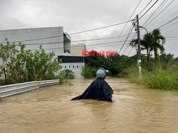 Lũ lên nhanh khiến nhiều người dân trở tay không kịp, đến 8 giờ nước đã lên đến bụng ở khu vực phường Tây Nha Trang