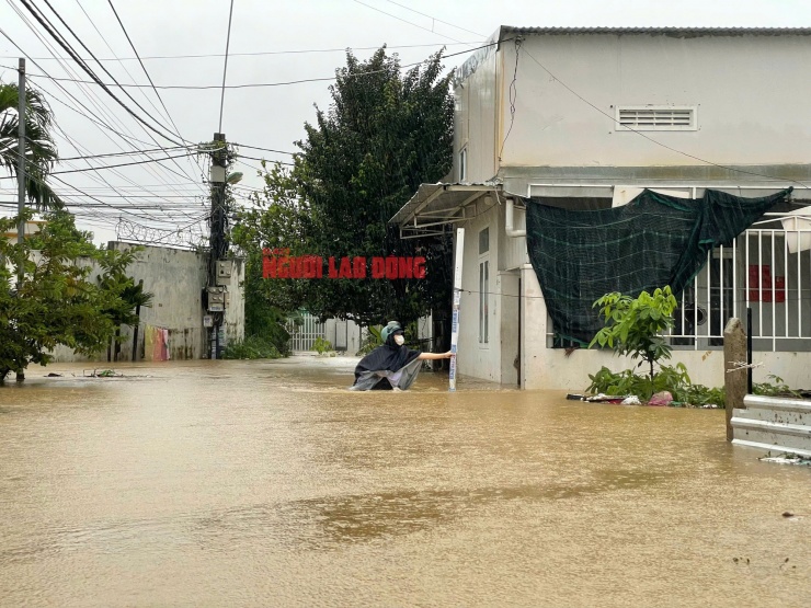 Nhiều người dân Nha Trang phải nghỉ làm vì nước lũ lên nhanh