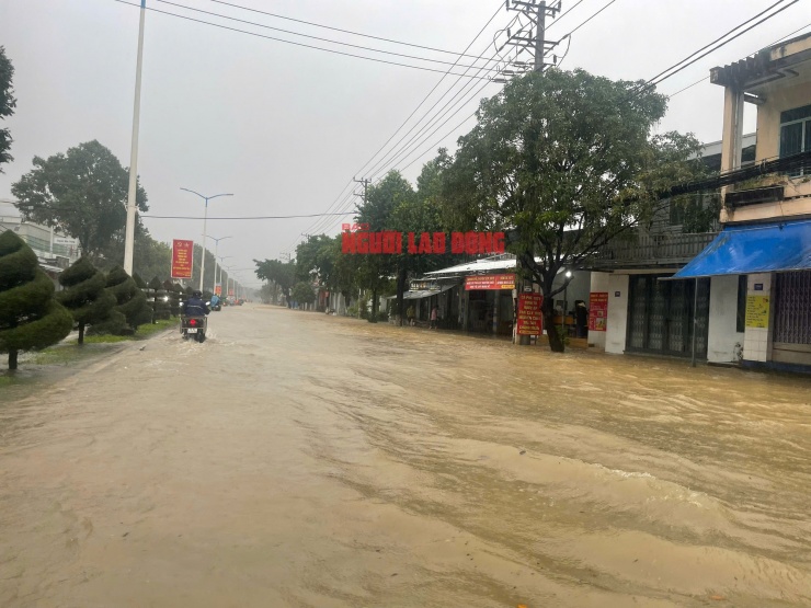 CLIP: Nha Trang nước lũ lên nhanh, cả Quốc lộ lẫn đường sắt bị tê liệt - 3