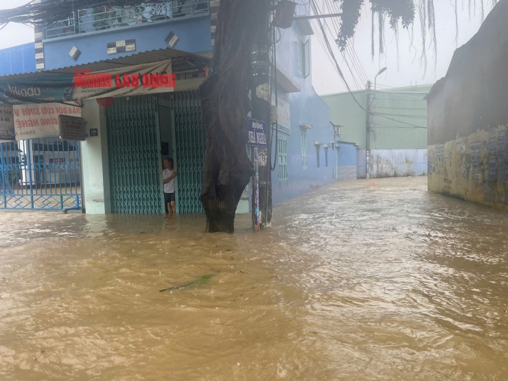 Nhiều tuyến đường bị lũ chia cắt