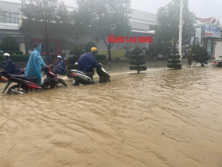 CLIP: Nha Trang nước lũ lên nhanh, cả Quốc lộ lẫn đường sắt bị tê liệt - 5