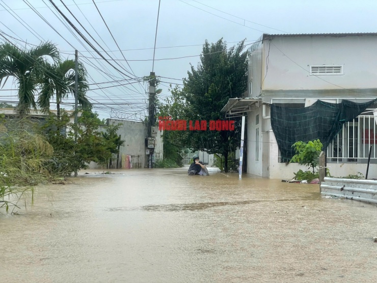 CLIP: Nha Trang nước lũ lên nhanh, cả Quốc lộ lẫn đường sắt bị tê liệt - 7
