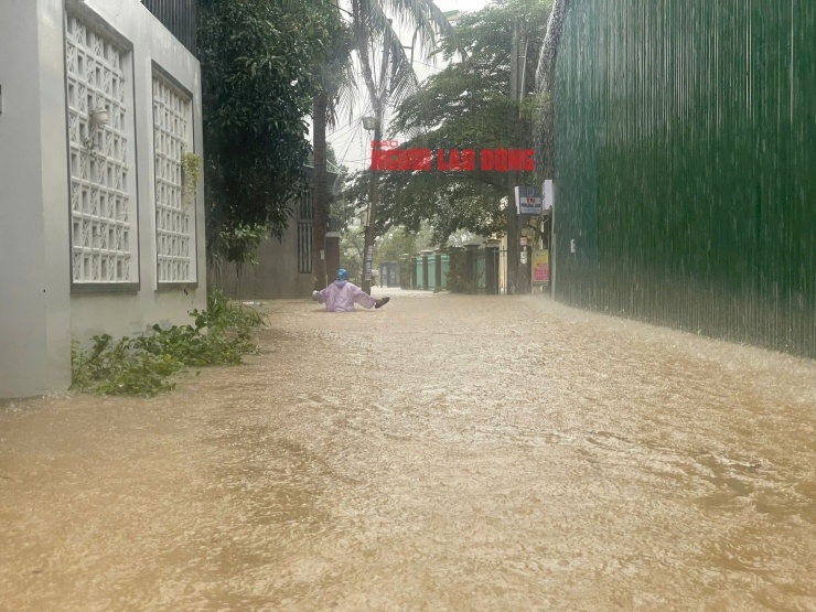 CLIP: Nha Trang nước lũ lên nhanh, cả Quốc lộ lẫn đường sắt bị tê liệt - 8