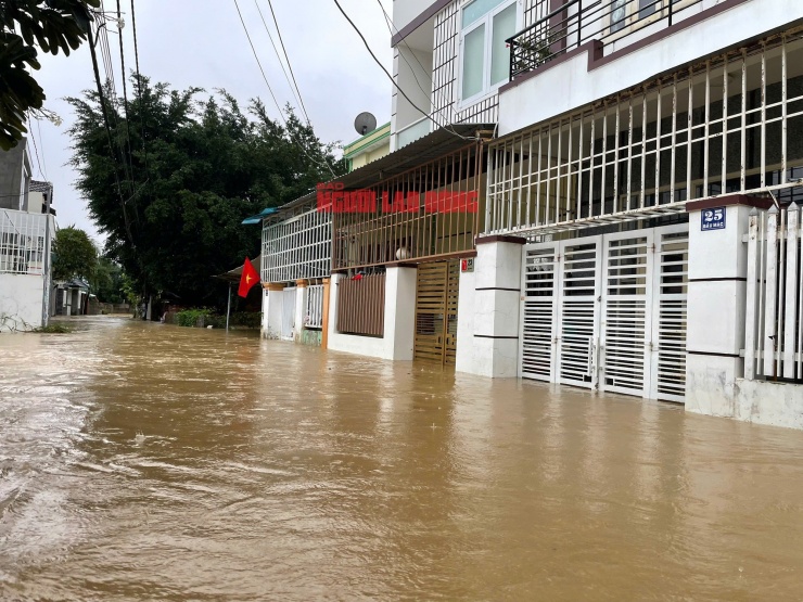 Nhà dân ngập nặng