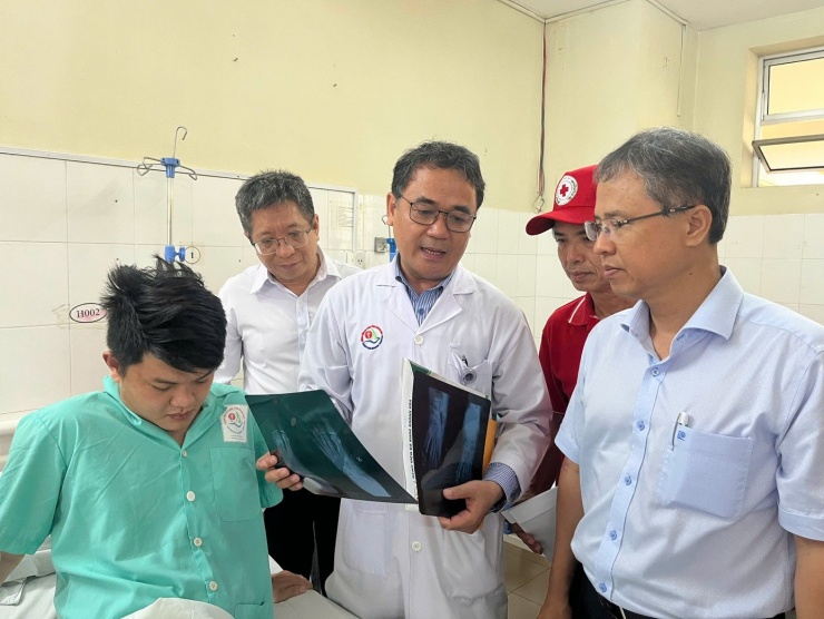 Phó Chủ tịch UBND tỉnh Khánh Hòa Trần Hòa Nam thăm các nạn nhân đang điều trị tại bệnh viện.