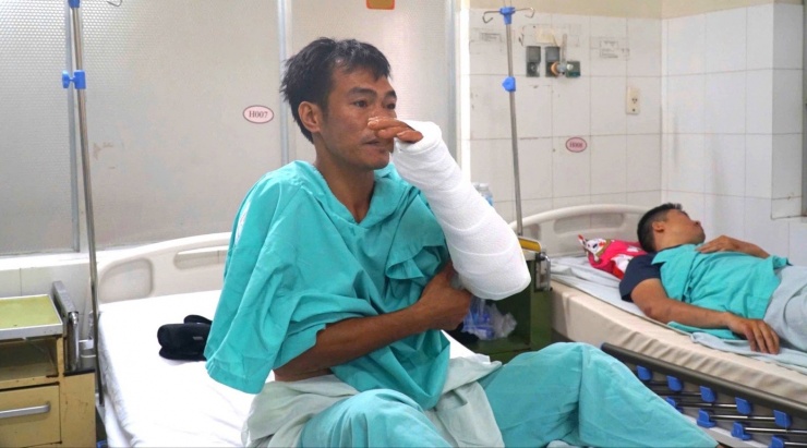 Anh Cương vừa được phẫu thuật tay xong và đang điều trị tại Bệnh viện Đa khoa tỉnh Khánh Hòa.