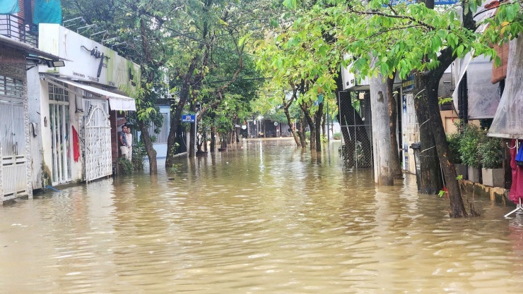 Nhiều khu vực tại TP Huế bị ngập sáng 17/11. Ảnh: N.D