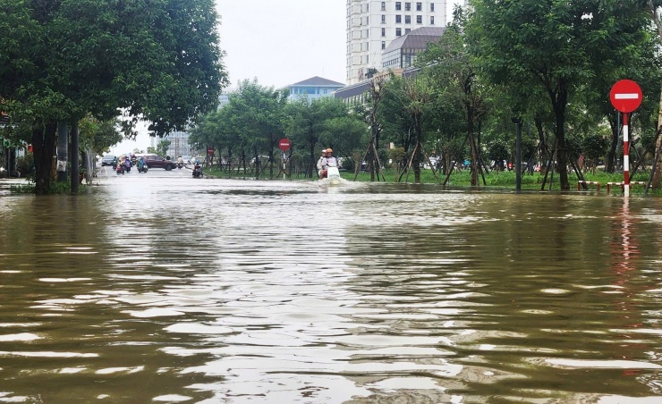 Huế bước vào đợt lũ thứ tư liên tiếp, còi hú cảnh báo vang khắp thành phố - 2