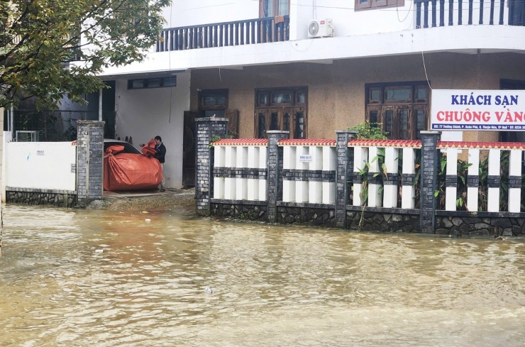 Huế bước vào đợt lũ thứ tư liên tiếp, còi hú cảnh báo vang khắp thành phố - 4