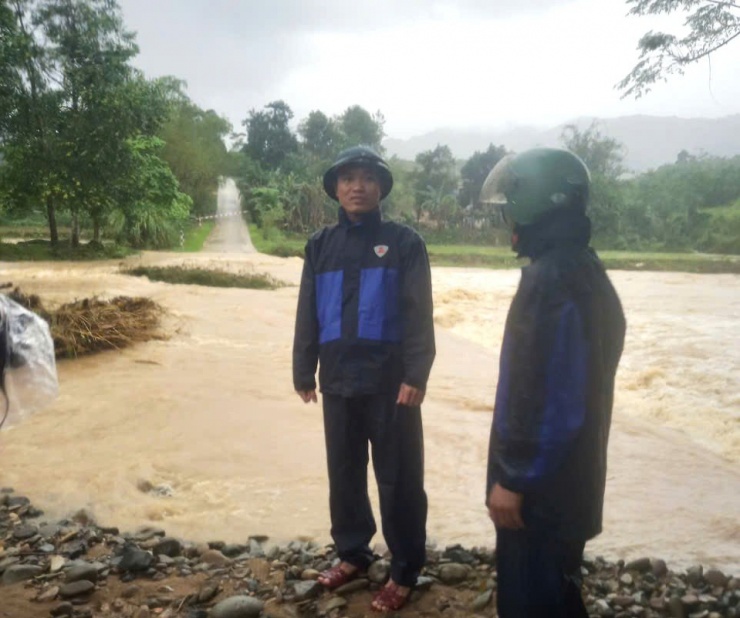Một tuyến đường ở xã Hướng Hiệp, tỉnh Quảng Trị nước chảy xiết, phương tiện không thể di chuyển. Ảnh: G.X