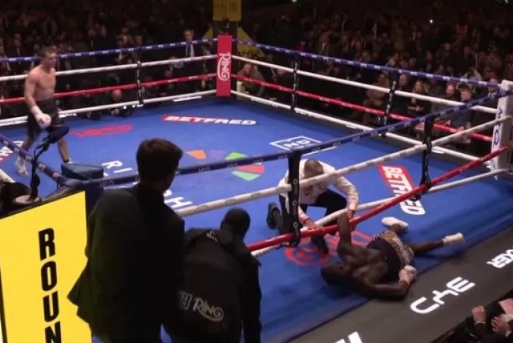 Trọng tài gây bức xúc vì để võ sĩ bị ăn đòn "lên bờ xuống ruộng", phải thở oxy