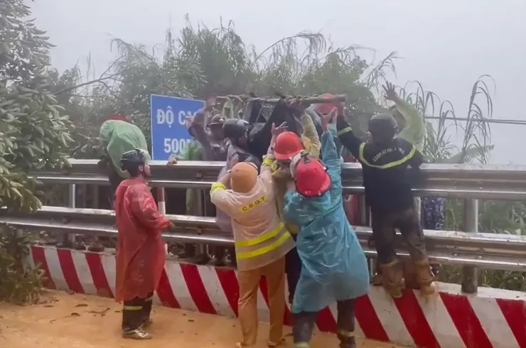 Nạn nhân được tìm thấy, đưa ra ngoài. Ảnh: MT