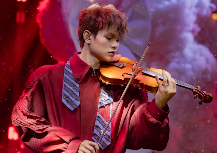 Đội trưởng buitruonglinh có màn solo violin. Anh cũng là người sắp xếp bài hát, hát bè, sáng tác rap cho "Đêm Giáng sinh mùa hạ".