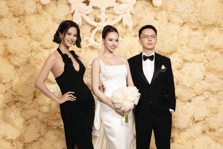 Á hậu Hương Ly cá tính với mái tóc bob, cô chọn váy đen hai dây đính hoa điệu đà. Cô là người bạn thân thiết trong những ngày đầu hoạt động người mẫu của Tâm Như.