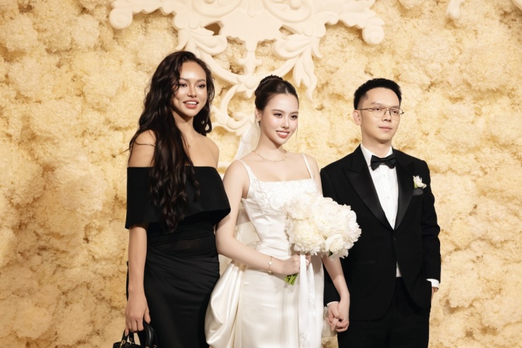 Mai Ngô chọn đầm đen lụa trễ vai, mix kèm túi Lady Dior đồng màu và chọn tóc xoăn bồng bềnh phong cách Tây Âu. Cô chia sẻ rất vui mỗi khi đi ăn cưới đồng nghiệp trong showbiz.