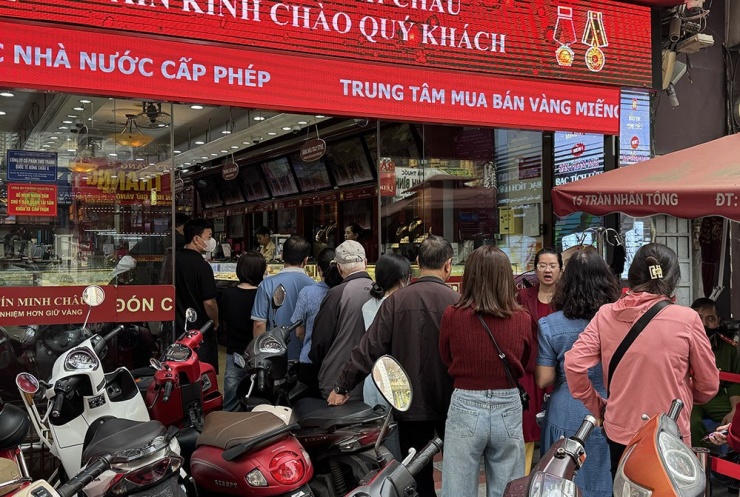 Giá vàng tăng gấp đôi sau 1 năm, mẹ mua 5 chỉ cho con đi học bất ngờ lãi lớn - 1